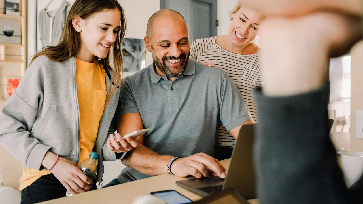 puppet met geld in pot links